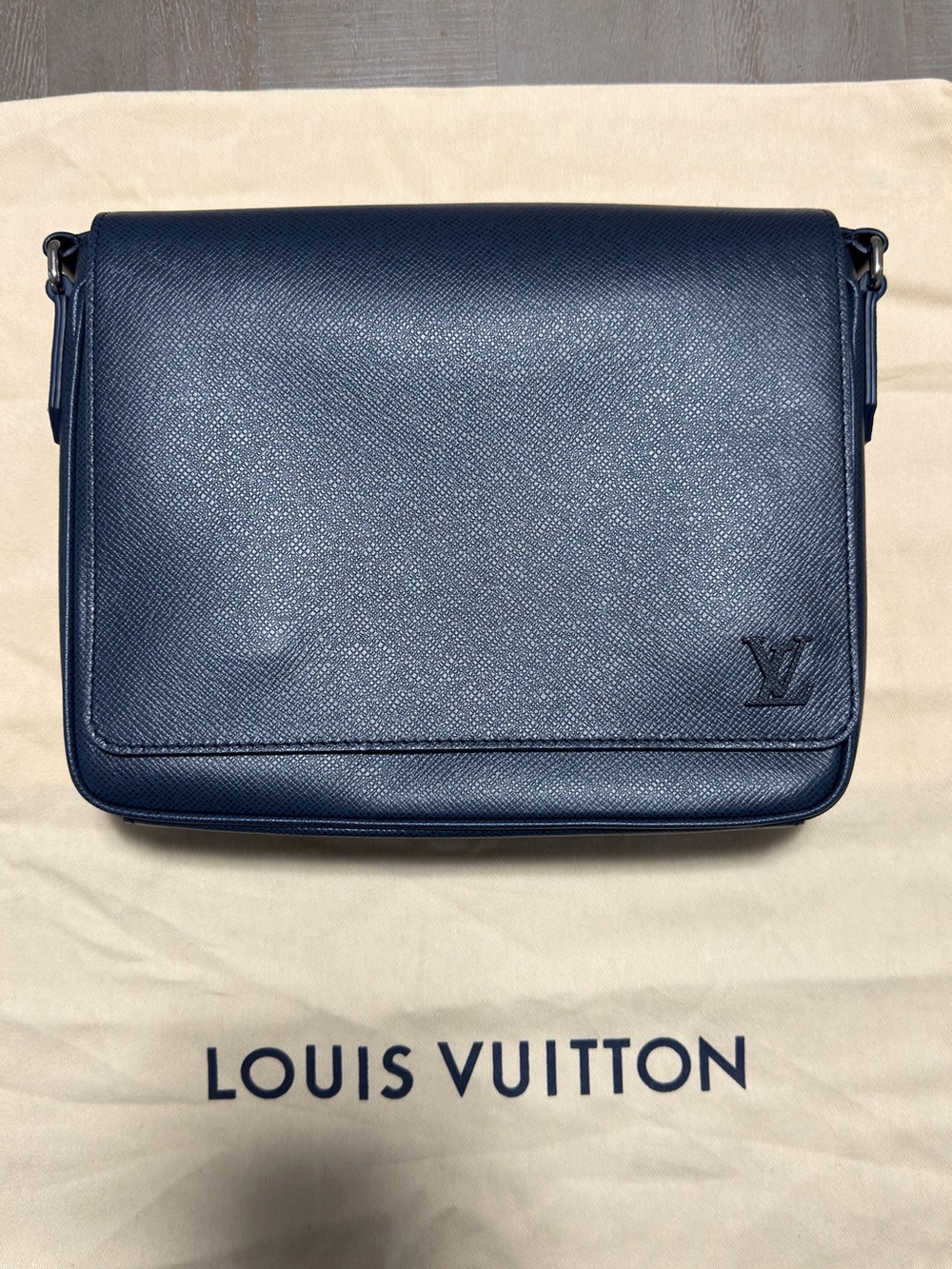 Your bag is a Louis Vuitton District PM (NV3) messenger in Taiga leather